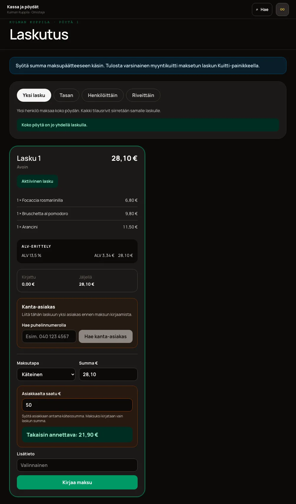Yhdelle laskulle koottu pöytä ja käteismaksun vaihtorahalaskuri.
